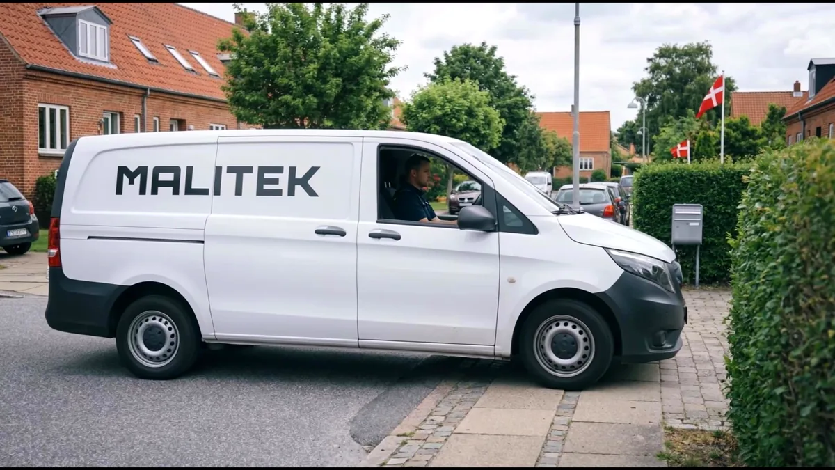 MALITEK servicebil på vej til kunde i et villakvarter på Sjælland