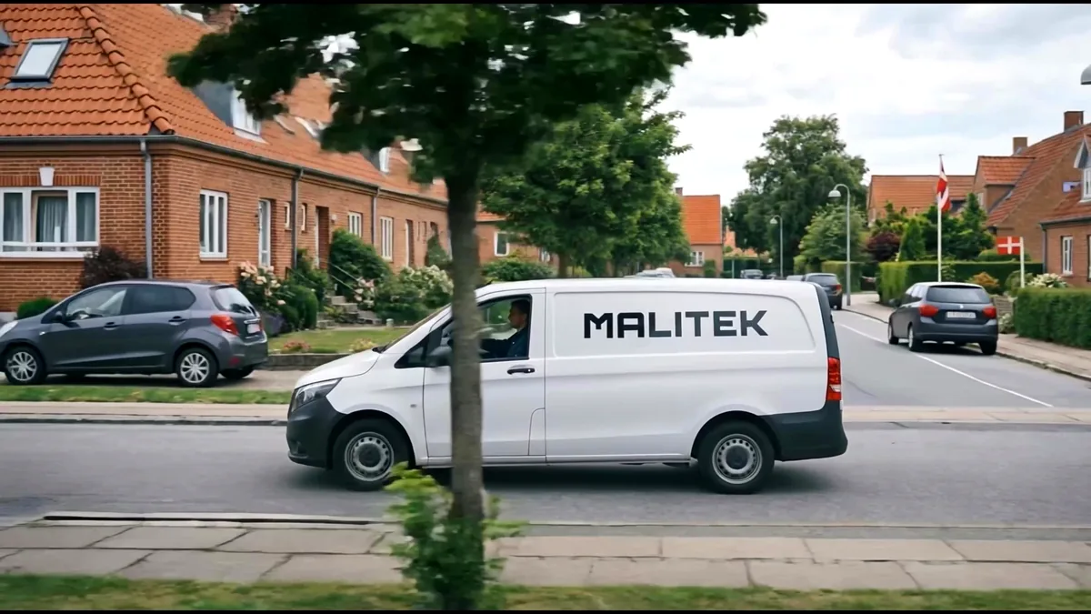 MALITEK servicebil på en villavej i Storkøbenhavn